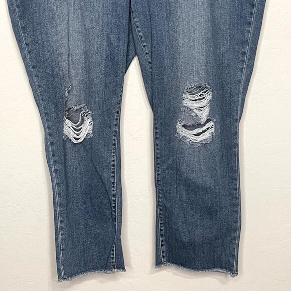 Universal Thread Straight Boyfriend Distressed Jeans Size 22W #67 - Picture 3 of 6